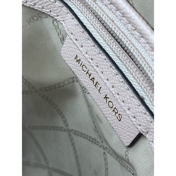 Michael‎ Kors Rose Gold Pink
Trim Metallic Signature
Monogram Rhea Zip backpack - Picture 13 of 16